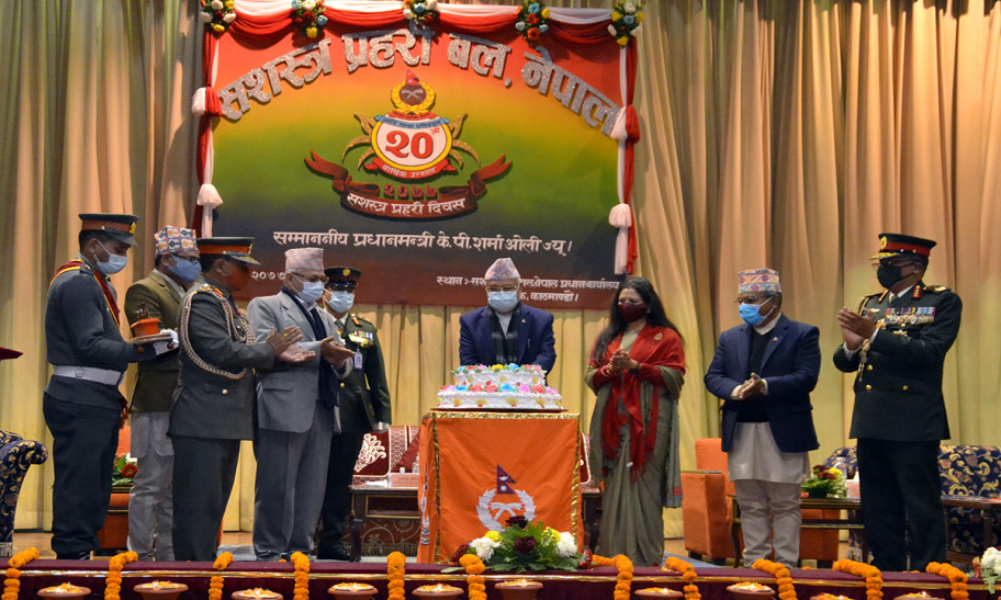 सङ्कटका बेला सशस्त्र प्रहरीले खेलेको भूमिकाको प्रशंसनीय : प्रधानमन्त्री ओली 